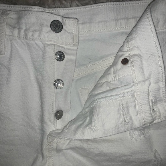 NWOT Levi’s Cutoff Denim Shorts in White - Picture 4 of 8